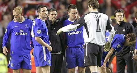 Mourinho (középen) vigasztalja játékosait. A Chelsea már biztosan nem szerzi meg a harmadik trófeáját ebben az idényben (fotó: Reuters)