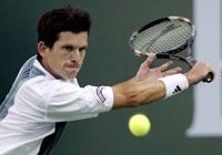 Tim Henman (képünkön) mérkôzéslabdát is hárított Andy Roddick ellen