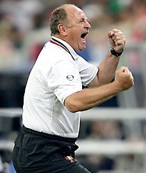 Luiz Felipe Scolari válogatottja négy meccsen négyszer gyôzött: a döntôben jöhetne a hetedik mennyország