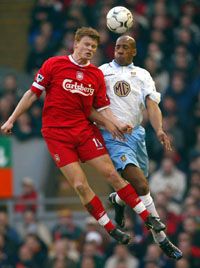 Dion Dublin (jobbra) tizenegyesbôl szerzett gólja egy pontot ért az Aston Villának (Fotó: Reuters/Ian Hodgson)