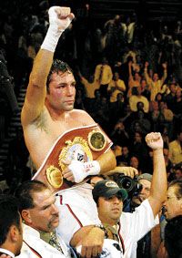 Oscar De La Hoya újra övvel a derekán szeretne levonulni a ringbôl