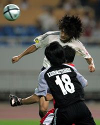 Nakazava (fehérben) két gólt szerzett, itt fejjel eredményes