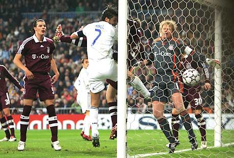 A második Real-gól, és ezt bizony Raúl szerezte! Ezen a felvételen jól látható, hogy a madridi csatár bólintja a labdát Oliver Kahn kapujába