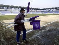 Lefújás után&#8230; Az újpesti pályamunkás még azelôtt a szertárba vitte a szögletzászlókat, hogy elkezdôdött volna a bajnoki meccs (Fotók: M. Németh Péter)