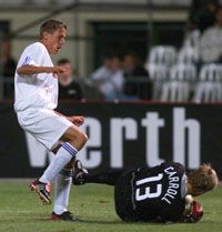 A Pesten gólt szerzô Koplárovics Bélára (balra) immár az angol újságírók is kíváncsiak (Fotó: Németh Ferenc)