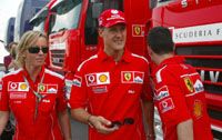 Michael Schumacher már hozzászokott, hogy ô van a középpontban, még Baumgartner Zsolt miatt sem csökkent az érdeklôdés iránta