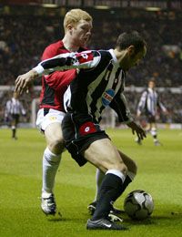 Scholes (balra) kínlódott Montero mellett (Fotó: Reuters/Ian Hodgson)