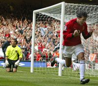 Van Nistelrooy (jobbra) harmadszor duplázott az idei kupasorozatban, és pályafutása elsô FA-kupa-gyôzelmét ünnepelhette