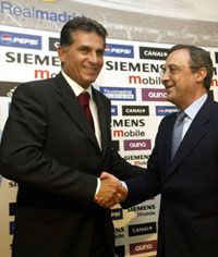 Carlos Queiróz (balra) egyelôre élvezi a nagyhatalmú elnök, Florentino Pérez bizalmát