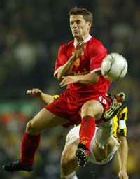 Michael Owen (elöl) kénytelen kihagyni a Liverpool Steaua elleni kupamérkôzését