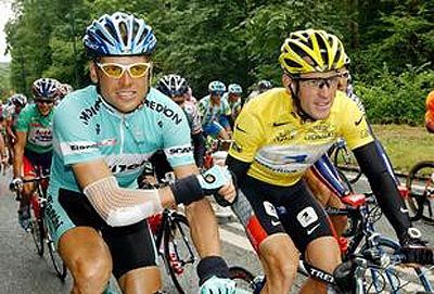 Lance Armstrong (jobbra) eddig mindig legyőzte a Touron Jan Ullrichot
