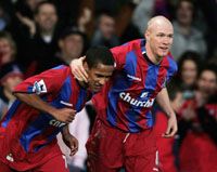 Andy Johnson (jobbra) két góllal, Wayne Routledge remek játékkal segítette idénybeli negyedik gyôzelméhez a Palace-t