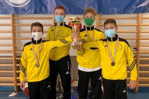 Csapatban az első szegedi országos bajnoki aranyérmet nyerték a srácok Hódmezővásárhelyen Forrás: hunfencing.hu