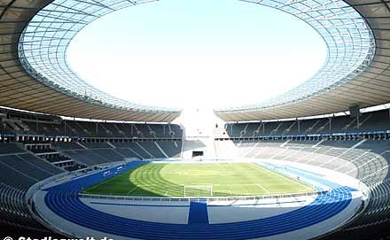 A berlini Olimpiai Stadiontól csupán 30 percnyi járásra épül a bordélyház