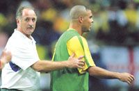 Scolari mester (balra) elismeri, hogy Ronaldónak és többi játékosának jót tesz a pihenés az utolsó edzések elôtt