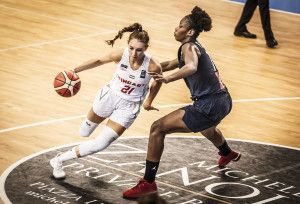 Többek között Tóth Orsolyával (fehérben) sem tudtak mit kezdeni a franciák Forrás: FIBA