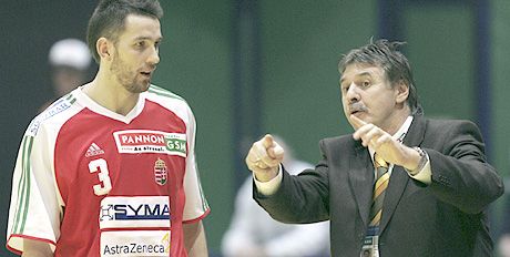 Skaliczki László sokszor hiába magyarázott Ilyés Ferencnek, a sérülésébôl felépülô átlövônek nem ment az Eb-n Skaliczki László sokszor hiába magyarázott Ilyés Ferencnek, a sérülésébôl felépülô átlövônek nem ment az Eb-n