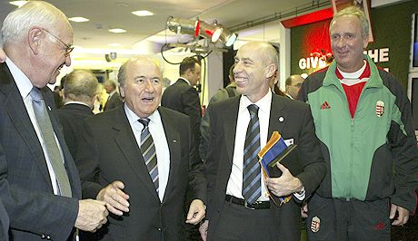 Magyar-horvát lobbi: Vlatko Markovic (balra), a horvát, Kisteleki István, a magyar elnök és Nyilasi Tibor Sepp Blatter (balról a második) társaságában