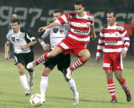 Harcosabb volt a diósgyôri csapat, Farkas Viktor (elöl) védô létére gólt is szerzett, miközben Hercegfalvi Zoltán (takarva) csak két kapufáig jutott