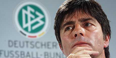 Joachim Löw azon tanakodik, hogyan állítsa össze a Nationalelf hátsó alakzatát az írek ellen