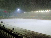 A bruges-i stadion nem sokkal az UEFA-kupa-meccs hivatalos kezdése elôtt még remek helyszíne lehetett volna egy sífutóversenynek (Fotó: Danis Barna)