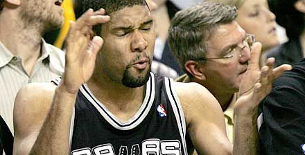 Tim Duncan dühöng, hiszen hiába dobott 35 pontot, a csapata kikapott