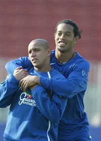 Ronaldinho (jobbra) sérülés miatt kénytelen kihagyni az Argentína elleni vb-selejtezôt