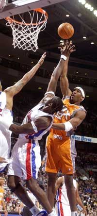 Ben Wallace (balra) 15 lepattanóval, Stoudemire 16 ponttal jelentkezett