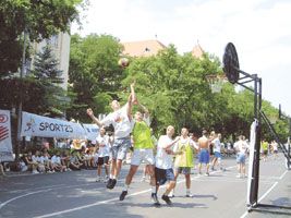 A &#8222;vándorcirkusz&#8221; egy napra elvarázsolta az utcai kosárlabdázás szerelmeseit