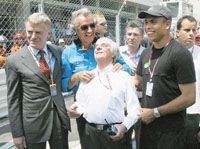 Max Mosley (balra), Flavio Briatore (középen) és Ronaldo védôszárnyai alatt a termetre kicsi, mégis hatalmas Bernie Ecclestone