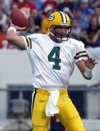 Brett Favre sérülten is három touchdownt készített elô a Minnesota elleni meccsen