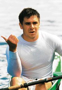 A K–2 sydney-i olimpiai bajnoka, Kammerer Zoltán mindenkit szívesen lát új sörözôjében, a gödi K–2-ben (Fotó: Farkas József)