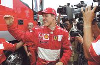 Michael Schumachernek tavaly a Hungaroringen, az idén Magny-Cours-ban gratuláltak legfrissebb világbajnoki címéhez (Fotó: Amber PR)