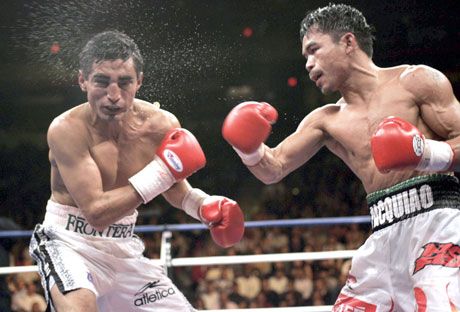 Ahogy fáradt, Erik Morales (balra) egyre többször hagyta védetlenül a fejét, és ez végzetes hiba volt ? Manny Pacquiao kôkemény pofonokkal ôrölte fel az ellenállását