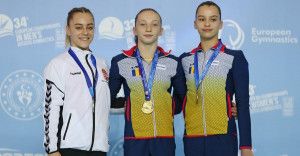 A gerenda dobogósai (balról: Mayer Gréta, Ana Barbosu, Andreea Preda) Fotó: European Gymnastics/ Thomas Schreyer