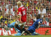 Alan Smith (14) a Leeds Unitedtôl a nyáron érkezett az Old Traffordra, ahol elôbb pótolnia, késôbb pedig kiegészítenie kell a sérvműtéten átesô Ruud van Nistelrooyt