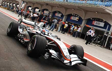 Kimi Räikkönen megtartotta a Hungaroringen felvett lendületét, de a futamgyôzelemért meg kell vívnia a Renault-kkal