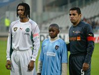 Rigobert Song (balról), Foé kisfia és Sonny Anderson közösen is megemlékezett a pályán elhunyt kameruni futballistáról