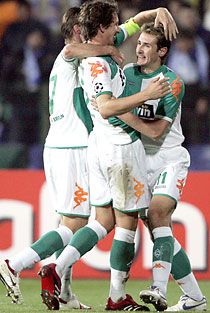 Miroslav Klosét (jobbra) nemcsak a társak, a Werder-szurkolók is elismerik: ôt választották az év játékosának
