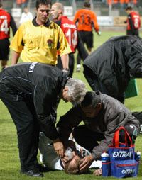 Egy megrázó pillanat: az agyrázkódás miatt földre ájuló Tüske Rolandot ápolni kellett (Fotó: Unger Tamás)