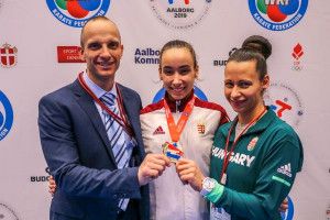 Újdonsült Európa-bajnoknőnk, Ilankovic Aleksandra edzőinek társaságában Fotó: karate.hu