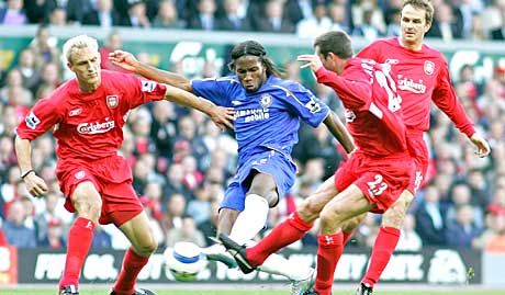 Didier Drogbának (középen) a lövésekkel nem volt szerencséje, viszont elôkészítésben elsôrangút nyújtott az Anfield Road-i rangadón