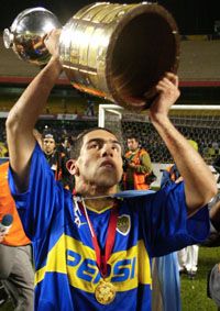 Carlos Tévez, a megnyert kupa és az elmélyülés pillanata &#8211; a Boca Juniors hívei hasonló élményekben reménykednek az idén is