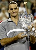 Federer és a győztesnek járó serleg. Megdolgozott érte...