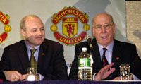 Peter Kenyon (balra) és Bobby Charlton, a tôzsdén 260 millió fontot érô MU vezérei &#8211; nekik persze könnyű, mondják a kicsik (Fotó: Afp)