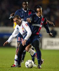 Ronaldinho (jobbra) a két gól elôkészítésével sokat tett Fernandez megmentéséért