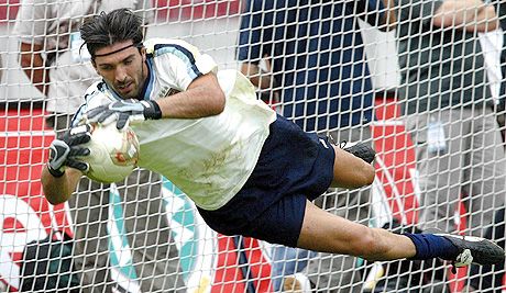 Gianluigi Buffon ismét védhet, miután a hatóságok csütörtökön megszüntették ellene a nyomozást