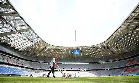 Készül a kezdôkör, meszelik a vonalakat, hengerelik, gereblyézik a müncheni Allianz Arena gyepszônyegét, hogy ma este a Németország?Costa Rica nyitó meccsen minden rendben legyen a játéktéren