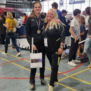Eszter és edzője, Gáborján Rita Párizsban Forrás: Belvárosi Vívó SE