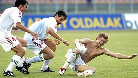 Böőr Zoltán (a kép jobb szélen) a San Marino csapata ellen szerzett gólja után 2003 júniusában (fotó: Németh Ferenc)